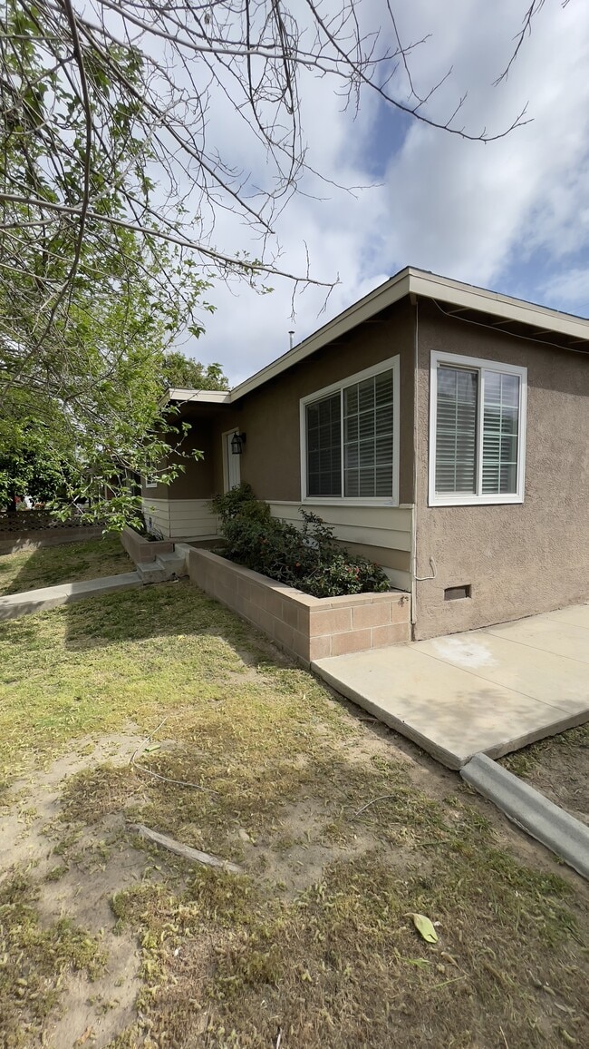 2705 Pomona St in Bakersfield, CA - Building Photo - Building Photo