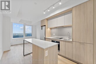 395 Square One Dr in Mississauga, ON - Building Photo - Building Photo