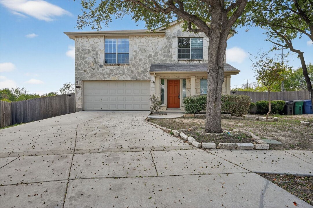 7542 Omega Vale in San Antonio, TX - Building Photo