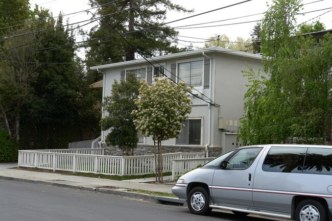 806 Fulton St in Redwood City, CA - Foto de edificio - Building Photo