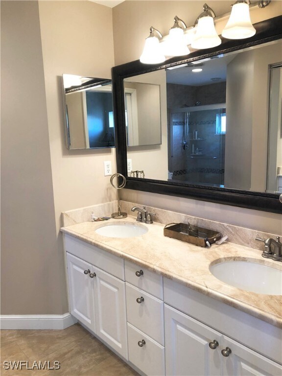 975 Partridge Cir in Naples, FL - Foto de edificio - Building Photo