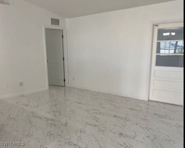 3005 40th St W in Lehigh Acres, FL - Foto de edificio - Building Photo