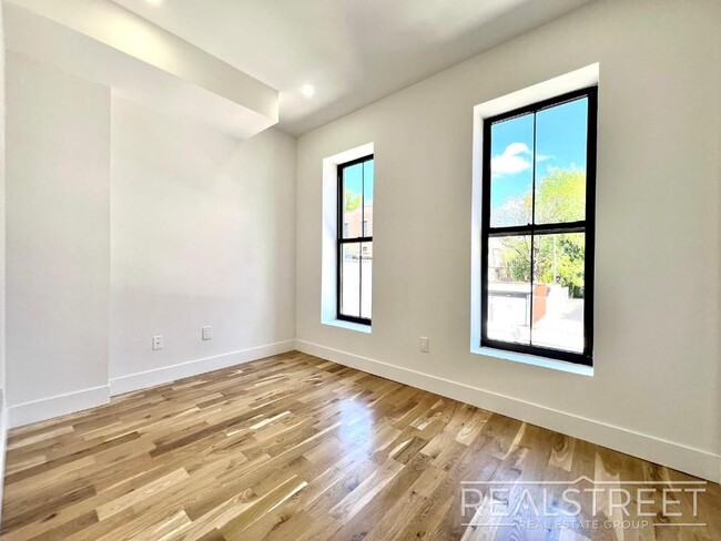 10 Marconi Pl, Unit 2 in Brooklyn, NY - Building Photo - Building Photo