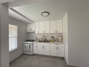 10408 Edison Way in North Hollywood, CA - Foto de edificio - Building Photo