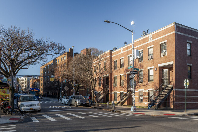 258 Bedford Ave in Brooklyn, NY - Building Photo - Building Photo