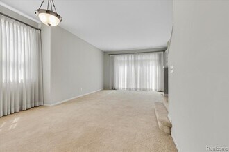 1048 Lakepointe St in Grosse Pointe Park, MI - Building Photo - Building Photo