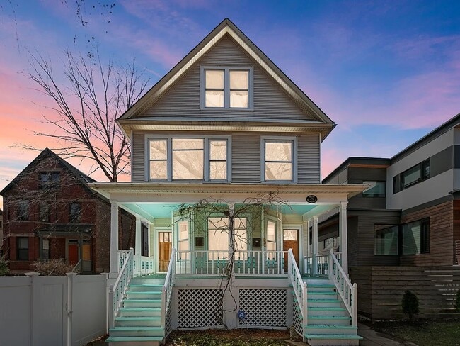 property at 6070 N Hermitage Ave