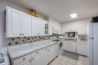 Montcalm Apartments in St. Paul, MN - Building Photo - Interior Photo