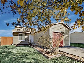 17579 E Temple Dr in Aurora, CO - Building Photo