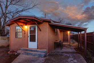 330 La Vega Dr SW in Albuquerque, NM - Building Photo - Building Photo