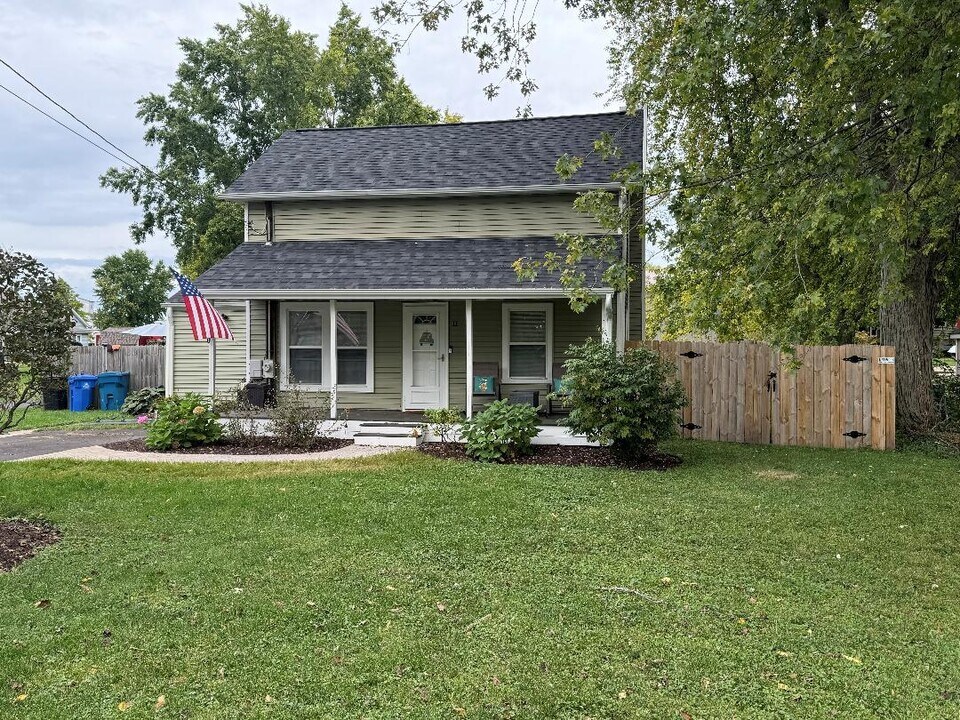 11 Cross St in Bristol, IL - Building Photo