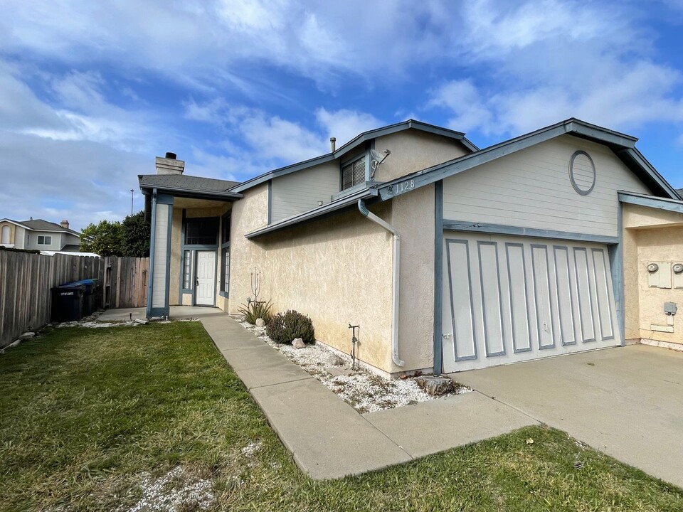 1128 Marigold Way in Lompoc, CA - Foto de edificio