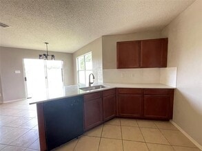 1002 Richmond Dr in Ennis, TX - Foto de edificio - Building Photo