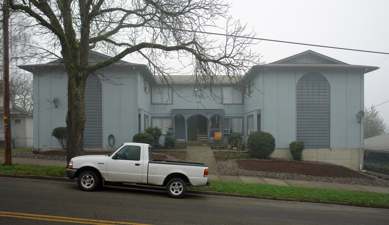 1030 SE Main St in Roseburg, OR - Building Photo