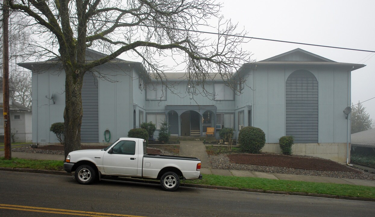 1030 SE Main St in Roseburg, OR - Foto de edificio