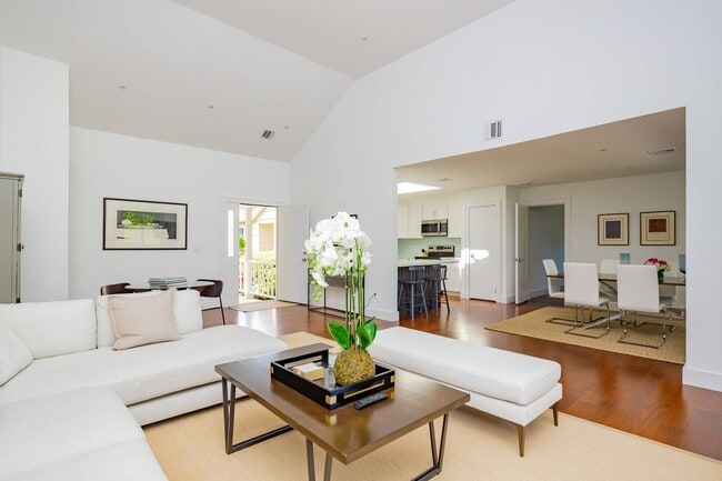 125 St.Andrew Cir in Southampton, NY - Building Photo - Building Photo