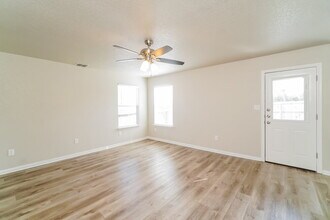 5410 Chase Canyon in San Antonio, TX - Foto de edificio - Building Photo