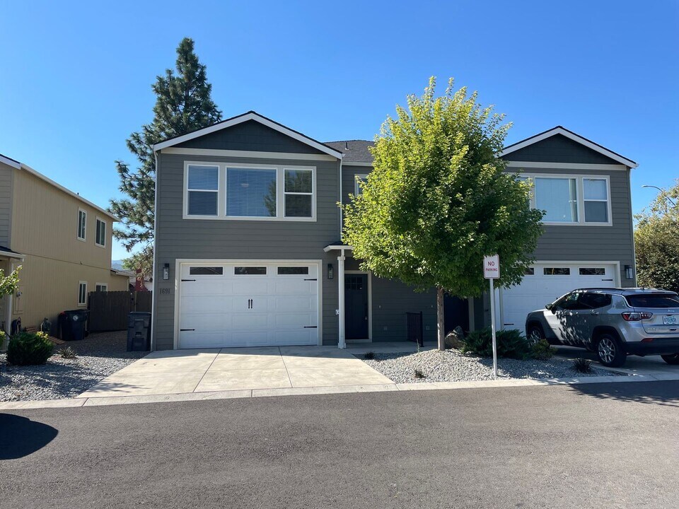 1691 S Columbus Ave in Medford, OR - Building Photo
