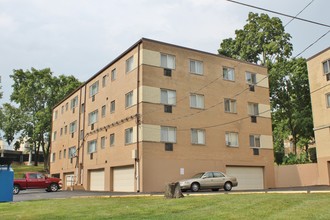 Bel Aire Apartments in Clayton, MO - Foto de edificio - Building Photo