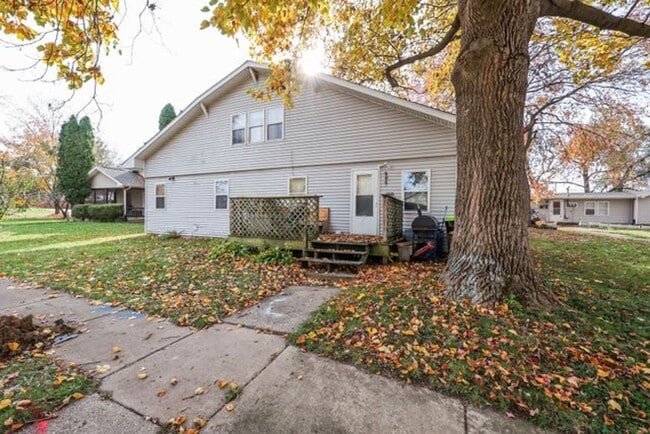 property at 809 E Park St