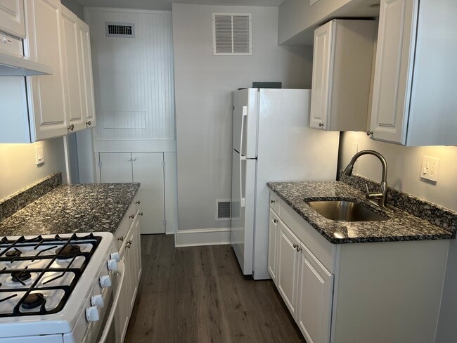 7901 Greenwood Ave, Unit Efficiency apartment in Takoma Park, MD - Building Photo - Building Photo