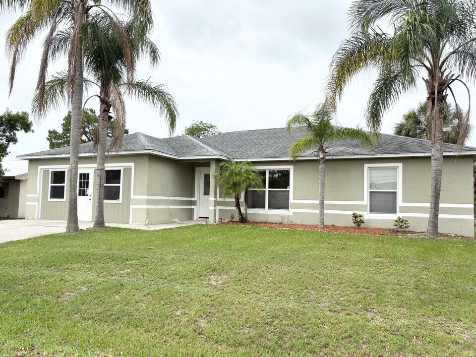 1565 Emerson Dr SE in Palm Bay, FL - Foto de edificio