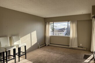 1285 Martin St in White Rock, BC - Building Photo - Building Photo