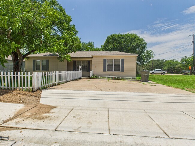 2702 Cavitt Ave in Bryan, TX - Building Photo - Building Photo