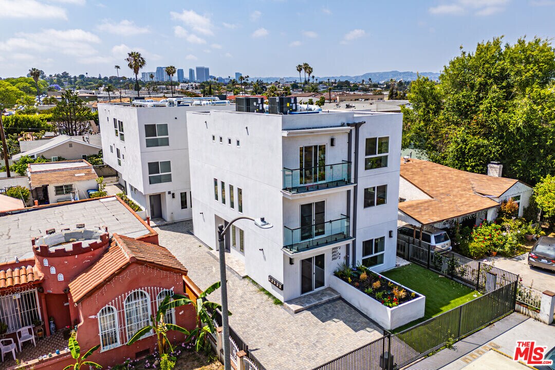 2057 S Garth Ave in Los Angeles, CA - Building Photo