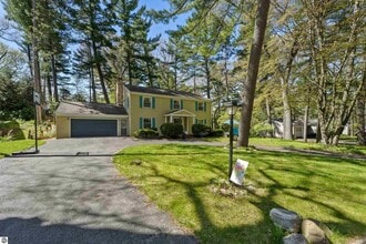 1310 Peninsula Ct in Traverse City, MI - Building Photo - Building Photo