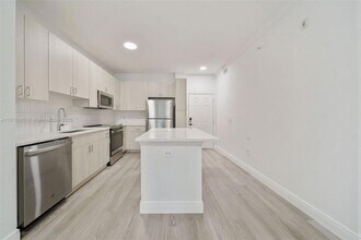 10170 SW 7th St, Unit 22-102 in Pembroke Pines, FL - Building Photo - Building Photo