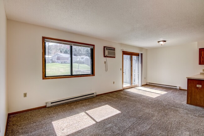 2804 Edgewood Dr in Menomonie, WI - Foto de edificio - Building Photo