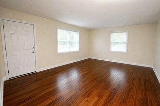 7257 E 38th St in Indianapolis, IN - Foto de edificio - Building Photo