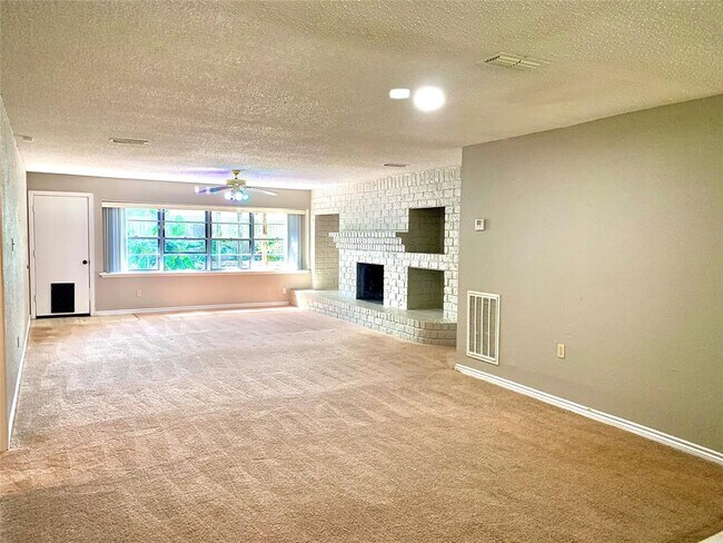 706 Voyager Dr photo'