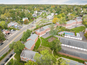 Huntington Village Co-Op in Huntington, NY - Foto de edificio - Building Photo