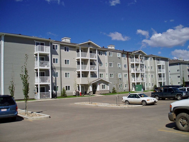 Emerald Manor in Grande Prairie, AB - Building Photo