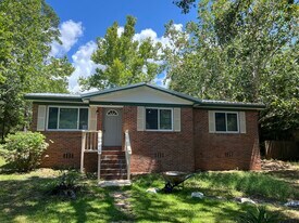 197 Willow Ave in Freeport, FL - Building Photo