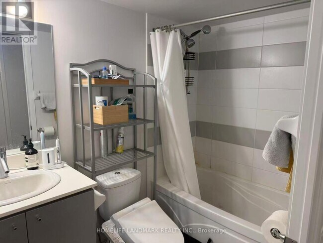 5168 Yonge St in Toronto, ON - Building Photo - Building Photo