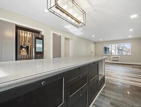 7050 W Cedar Ave in Lakewood, CO - Foto de edificio - Building Photo