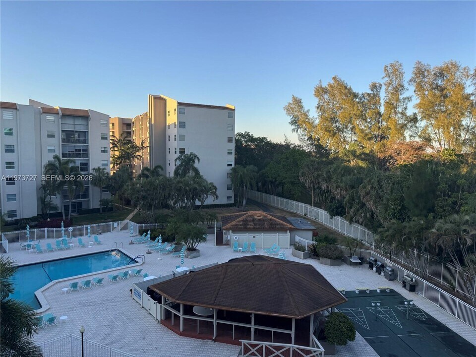 3920 Inverrary Blvd in Lauderhill, FL - Building Photo