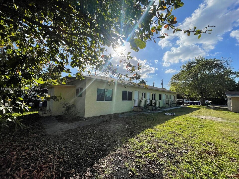 8307 NE Miami Ct in Miami, FL - Building Photo