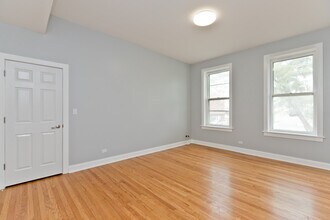 3324 W Diversey Ave, Unit 2F in Chicago, IL - Building Photo - Building Photo