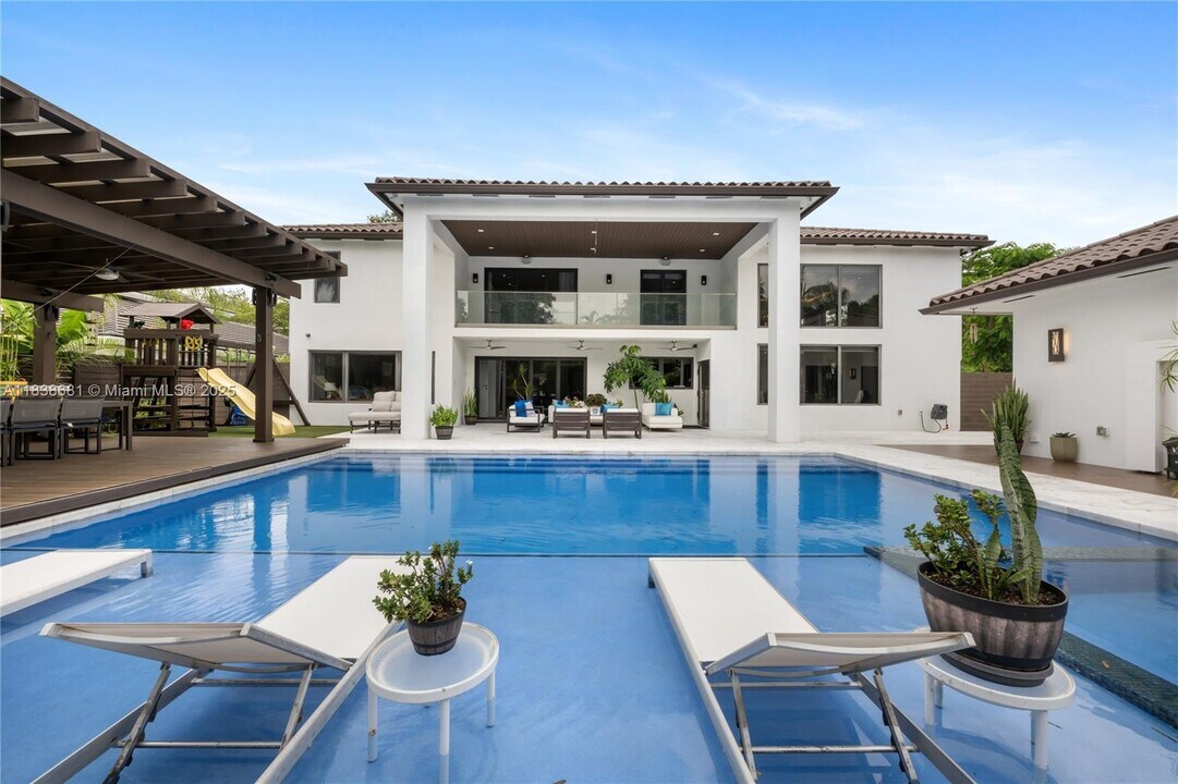 9465 NW 52nd Doral Ln in Doral, FL - Building Photo