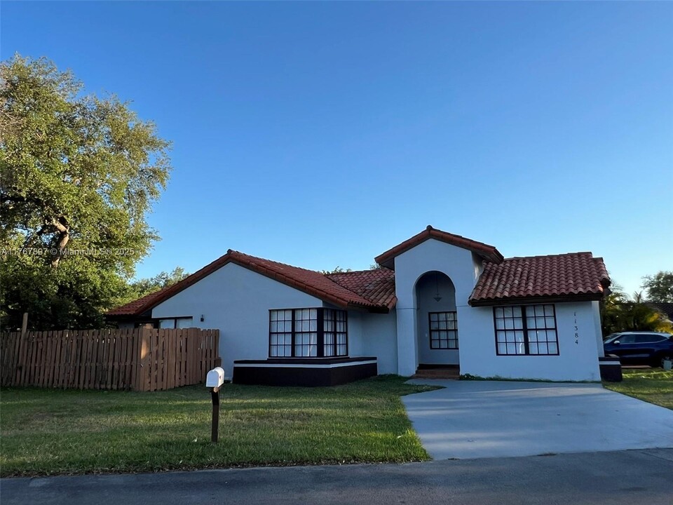11384 SW 74th St in Miami, FL - Building Photo