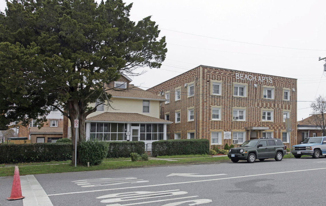 Beach Apartments in Virginia Beach, VA - Building Photo