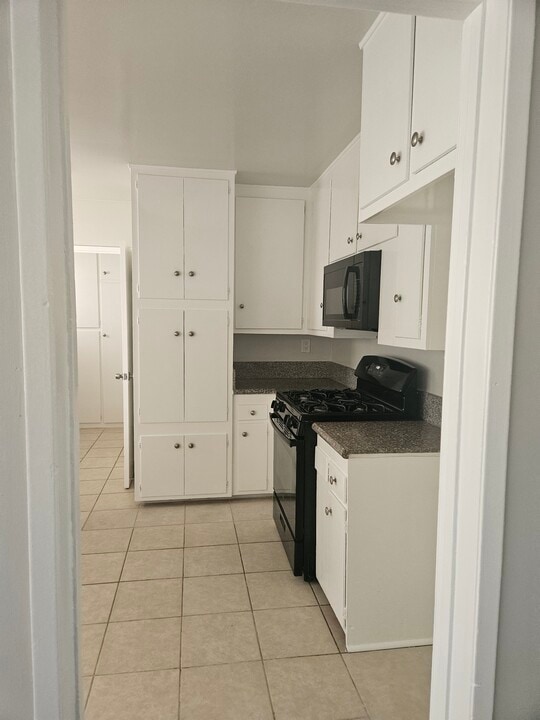Canyon Gardens in Sherman Oaks, CA - Building Photo