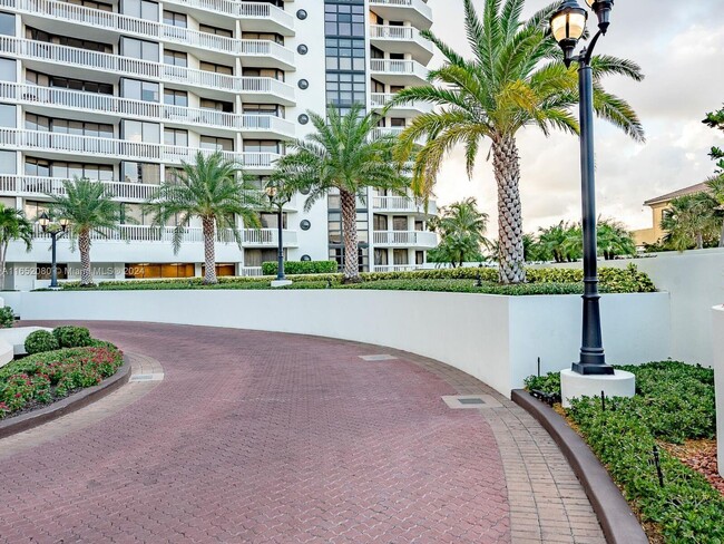 1000 E Island Blvd in Aventura, FL - Building Photo - Building Photo