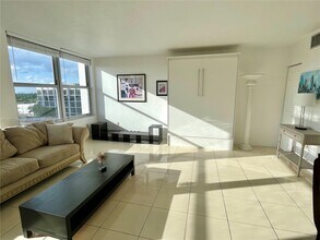 2899 Collins Ave in Miami Beach, FL - Building Photo - Building Photo