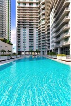 690 SW 1st Ct, Unit 1434 in Miami, FL - Foto de edificio - Building Photo