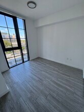 160 NW 27th St, Unit A2 in Miami, FL - Foto de edificio - Building Photo